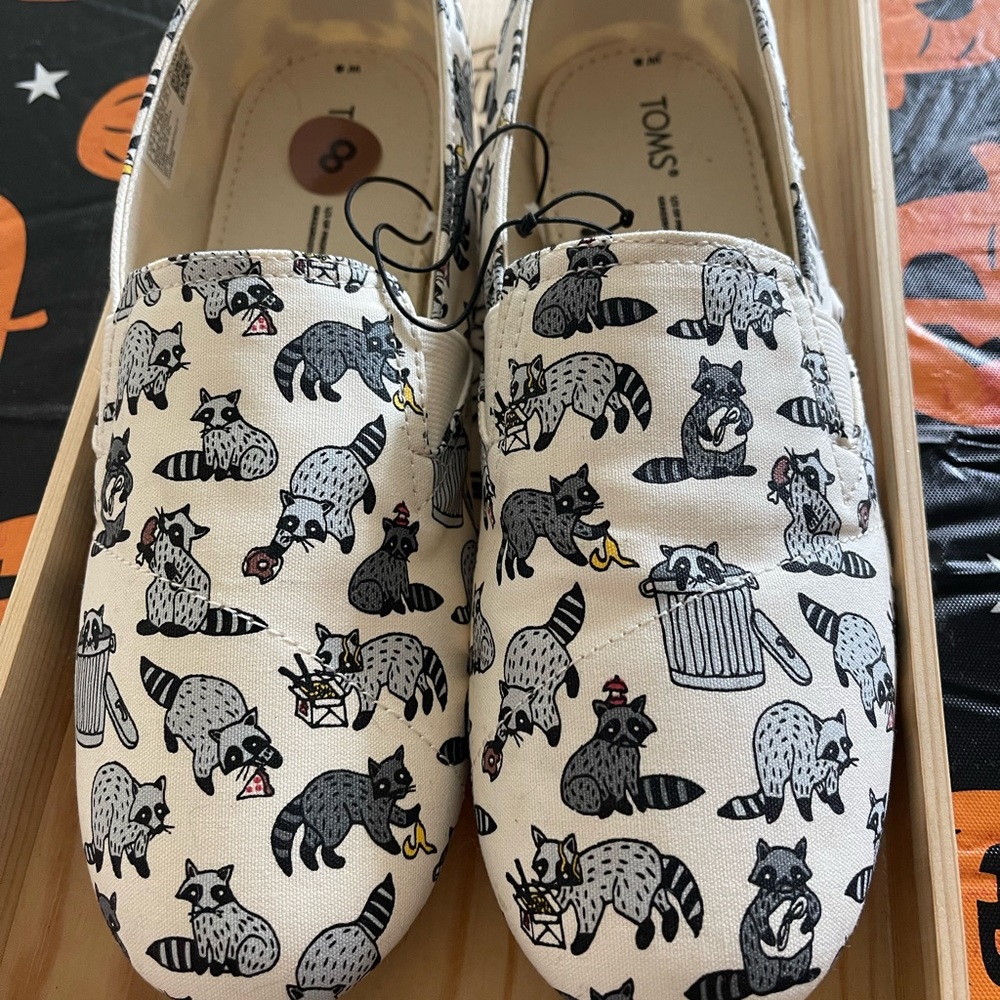TOMS Trash Panda/ Raccoon Print Exclusive. Woman’s Size 8 NWT